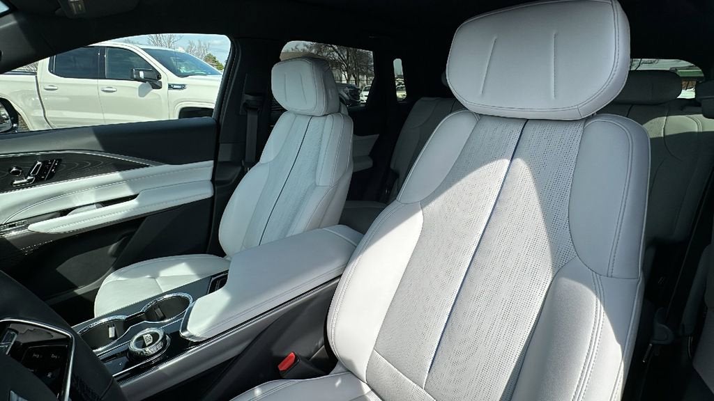 2025 Cadillac LYRIQ Luxury 1